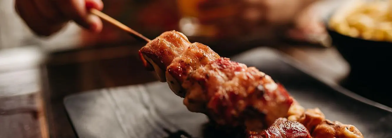 Espetos preparados para churrasco em Santos